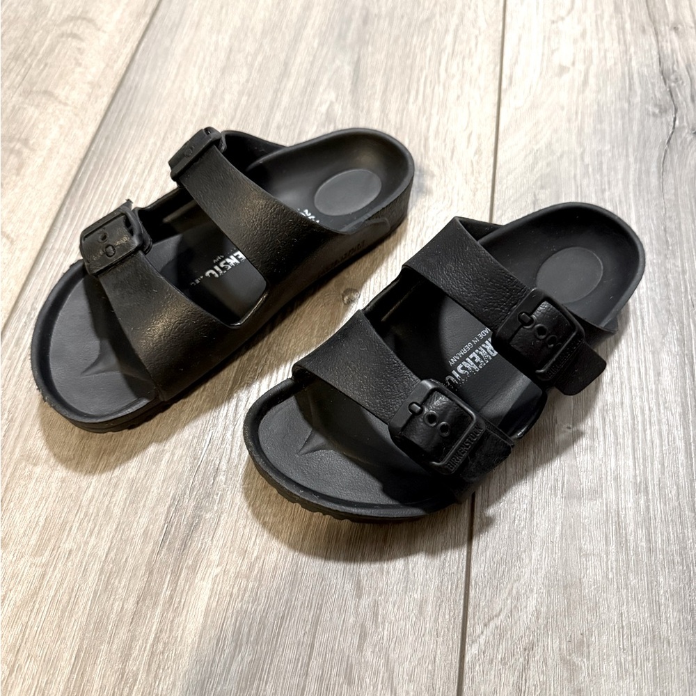 Kids black EVA Birkenstock sandals size 1 (32)